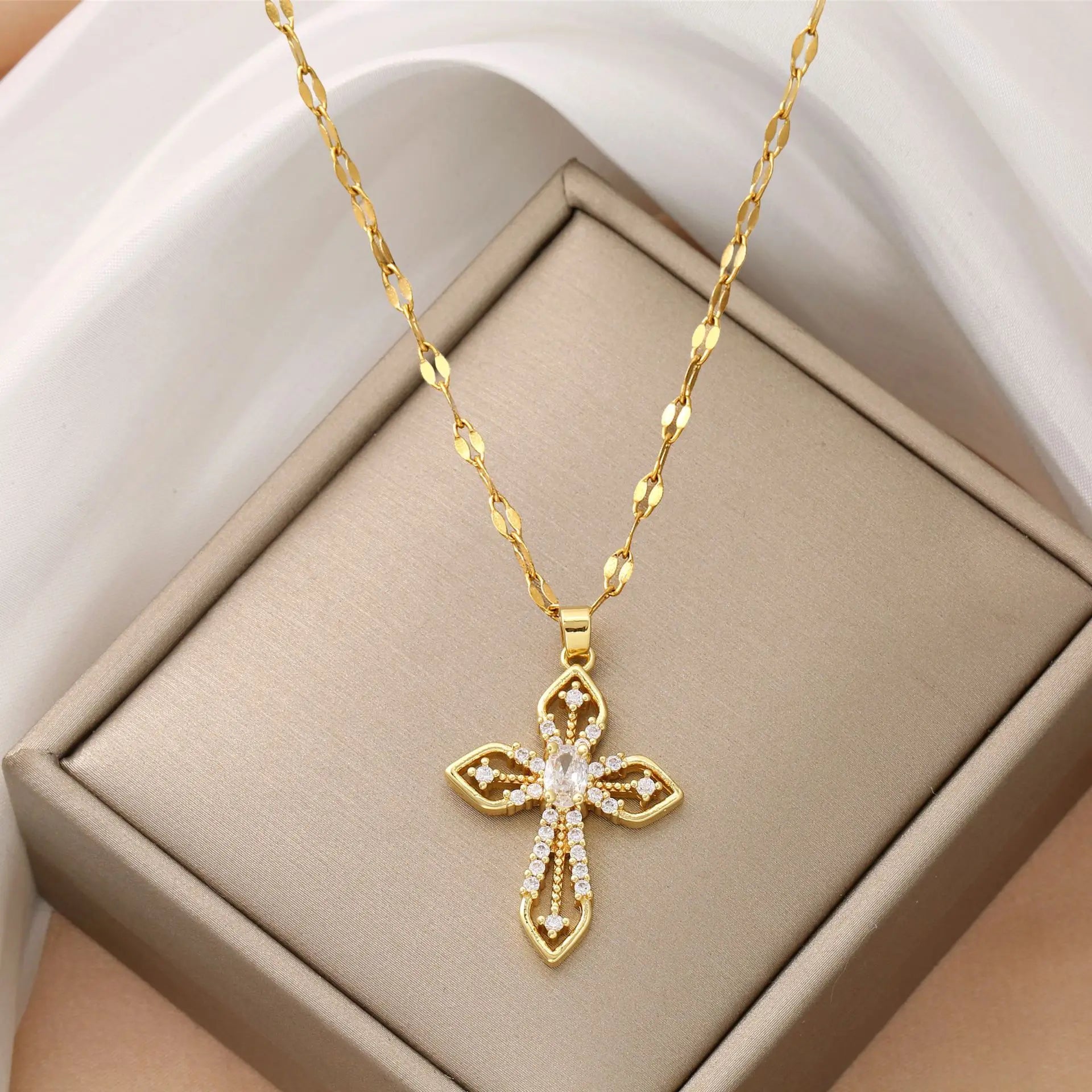 Vintage Gold Cross Pendant Necklace – Stainless Steel Collarbone Chain